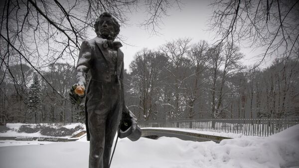 Памятник Александру Пушкину в парке Кронвалда в Риге. Архивное фото