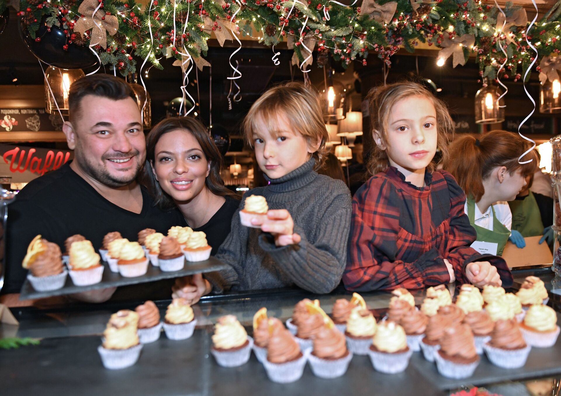 Открытие кондитерской солиста группы Руки Вверх С. Жукова Открытие кондитерской солиста группы Руки Вверх С. Жукова - РИА Новости, 1920, 28.08.2025