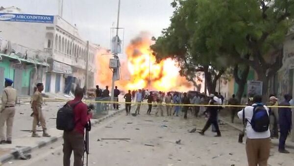 На месте взрыва автомобиля у отеля в Могадишо, Сомали. 25 января 2017