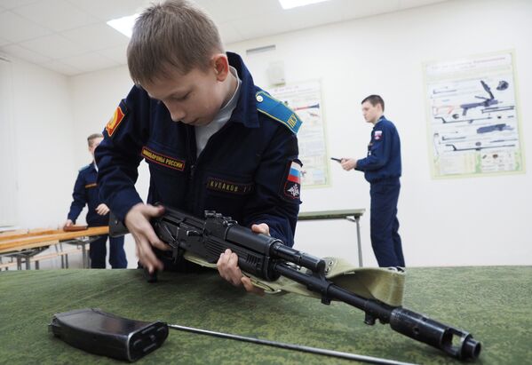 Кадеты Краснодарского президентского кадетского училища на занятиях по военной подготовке