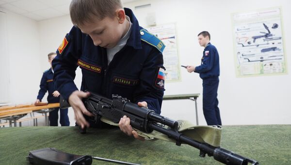 Кадеты Краснодарского президентского кадетского училища на занятиях по военной подготовке