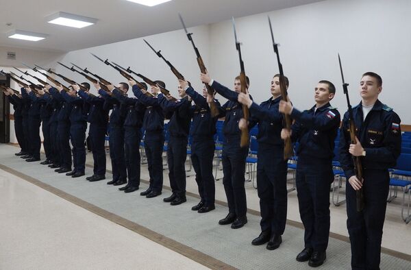 Кадеты роты почетного караула Краснодарского президентского кадетского училища во время занятий