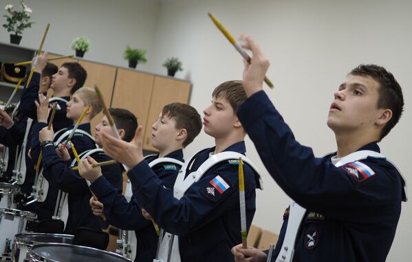 Кадеты взвода барабанщкиов Краснодарского президентского кадетского училища во время занятий