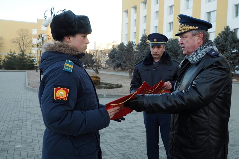 Начальник Краснодарского президентского кадетского училища Геннадий Барковский вручает вымпел кадету за успеваемость