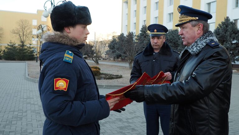 Начальник Краснодарского президентского кадетского училища Геннадий Барковский вручает вымпел кадету за успеваемость