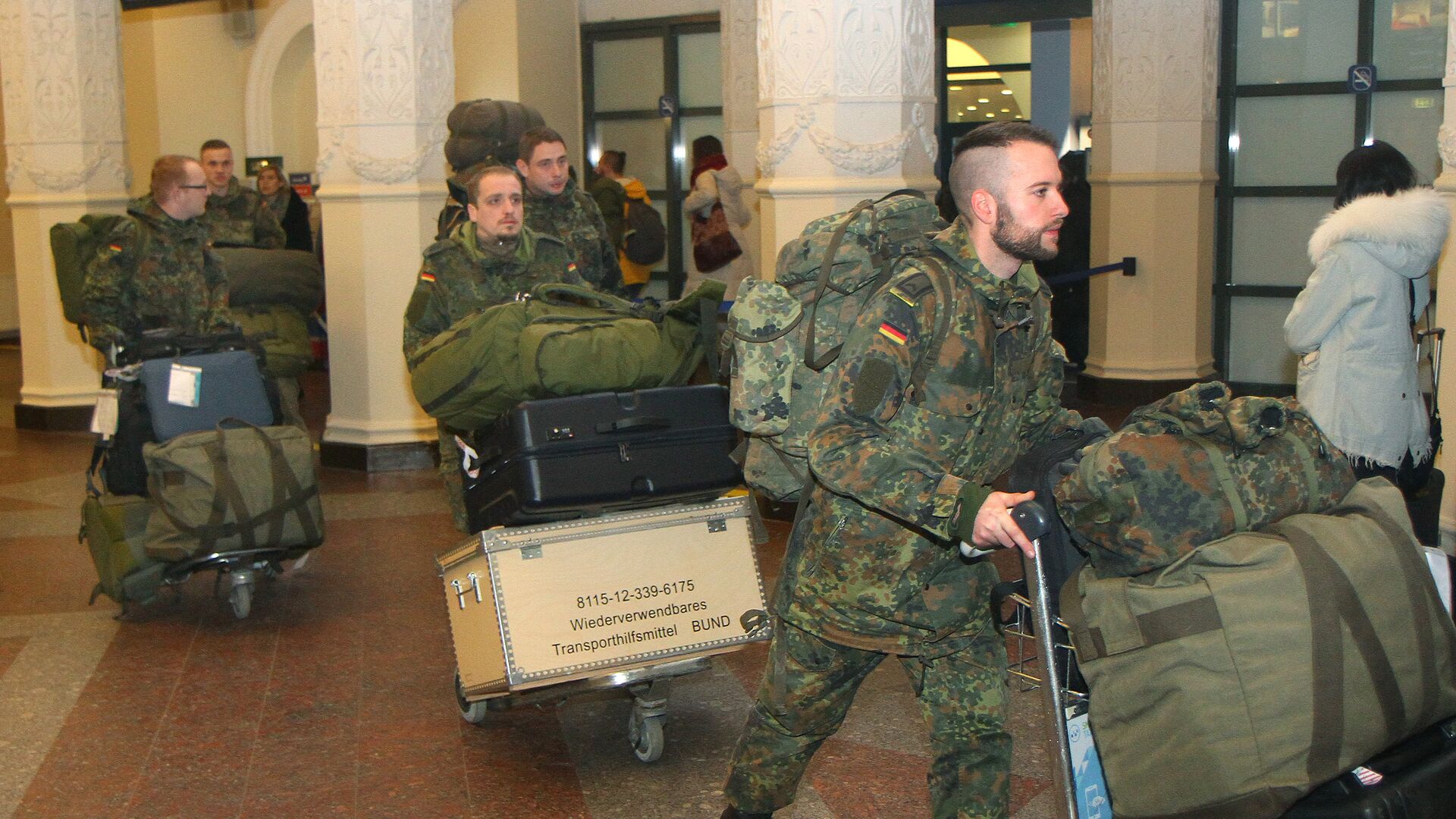 Военнослужащие вооруженных сил Германии в аэропорту Вильнюса, Литва. 24 января 2017 - РИА Новости, 1920, 03.10.2023