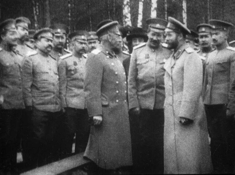 Российский император Николай II и генерал Михаил Алексеев в Ставке царского правительства. 1915 год Российский император Николай II и генерал Михаил Алексеев в Ставке царского правительства. 1915 год