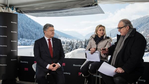 Президент Украины Петр Порошенко (слева) во время интервью с журналистами Bloomberg в Давосе