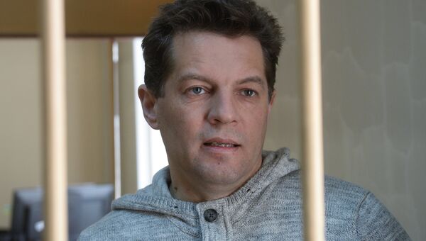 Задержанный в России по обвинению в шпионаже гражданин Украины Роман Сущенко в здании Лефортовского суда города Москвы. Архивное фото