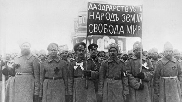 Солдаты с революционным лозунгом в февральские дни 1917 года в городе Николаевске