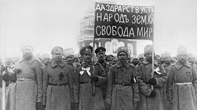 Солдаты с революционным лозунгом в февральские дни 1917 года в городе Николаевске