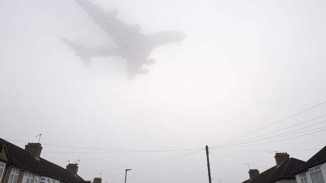Самолет заходит на посадку в лондонском аэропорту Хитроу. Архивное фото