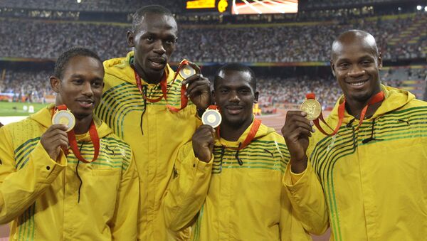 Ямайские спортсмены, завоевавшие золото в эстафете 4х100 метров среди мужчин на Олимпиаде в Пекине, на церемонии награждения. 23 августа 2008