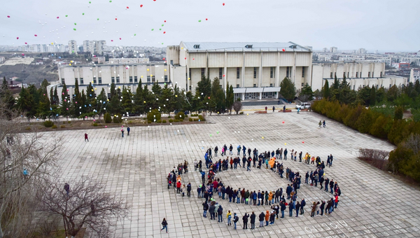 Студенты Севастополя провели флешмоб, выстроившись в эмблему Всемирного фестиваля молодежи