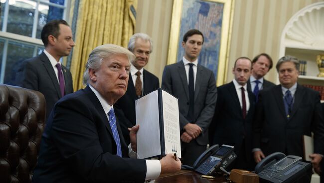 Президент США Дональд Трамп после подписания указа о запрете финансирования абортов. 23 января 2017 года