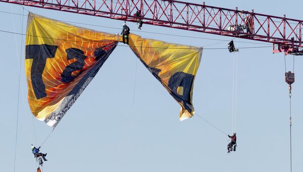 Участники протестов из Greenpeace захватили строительный кран в Вашингтоне.
