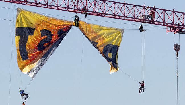 Участники протестов из Greenpeace захватили строительный кран в Вашингтоне.