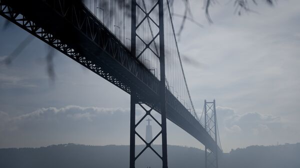 Мост через реку Тахо в Лиссабоне. Архивное фото