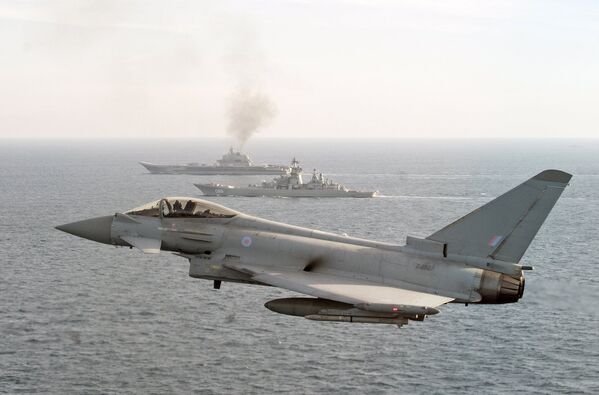 Самолет британских ВВС Тайфун сопровождает российские корабли Петр Великий и Адмирал Кузнецов