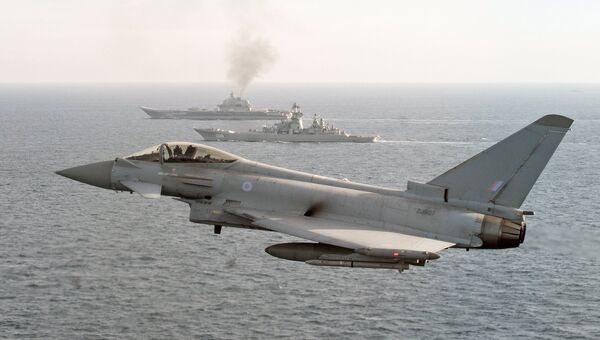 Самолет британских ВВС Тайфун сопровождает российские корабли Петр Великий и Адмирал Кузнецов