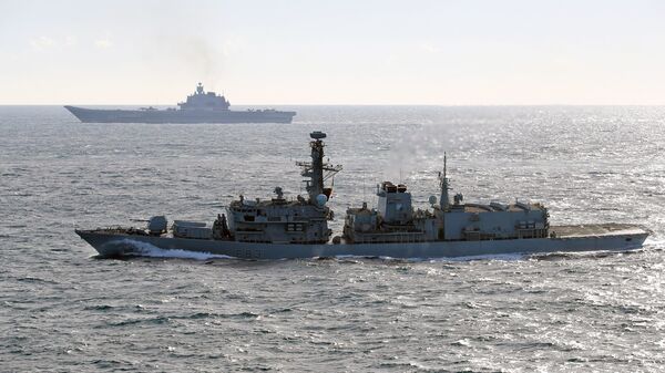 Британский корабль St Albans (на первом плане) сопровождает российский корабль Адмирал Кузнецов