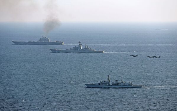 Британский корабль St Albans и самолеты британских ВВС сопровождают российские корабли Петр Великий и Адмирал Кузнецов