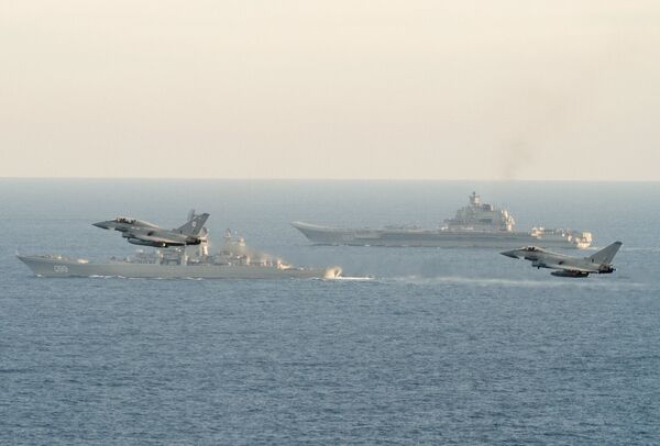 Самолеты британских ВВС Тайфун сопровождают российские корабли Петр Великий и Адмирал Кузнецов