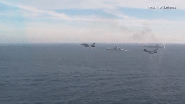 Полет истребителей НАТО над Адмиралом Кузнецовым сняли на видео