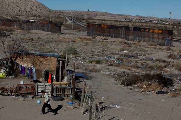 Возле пограничного ограждения Мексика-США