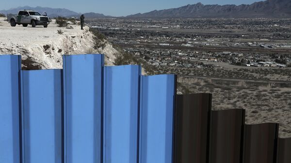 Возле пограничного ограждения Мексика-США