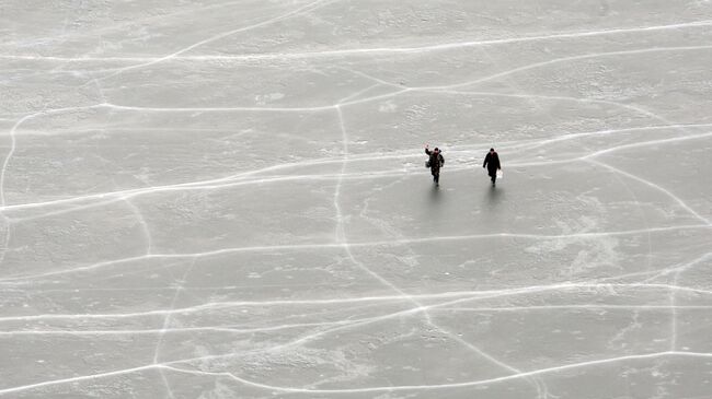 Рыбаки на льду. Архивное фото