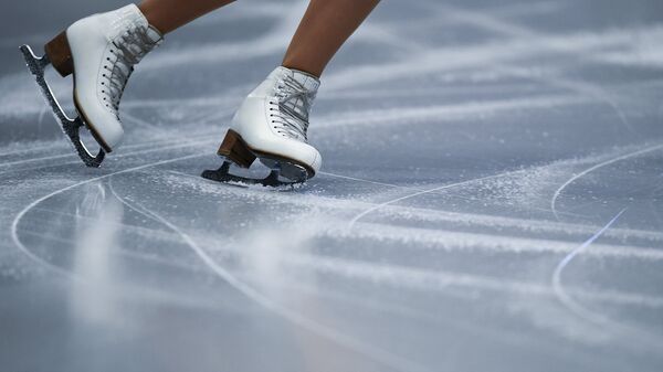 Спортсменка выступает в короткой программе женского одиночного катания на чемпионате Европы по фигурному катанию в Остраве