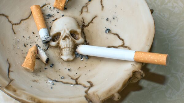 Сигареты в пепельнице. Архивное фото