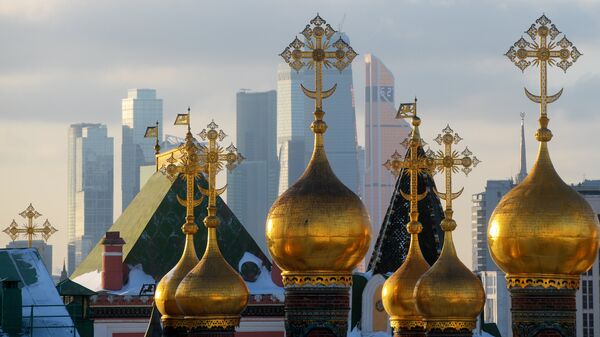 Купола собора Спаса нерукотворного образа на фоне небоскребов Москва-сити