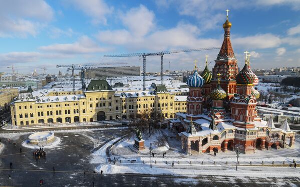 Покровский собор (храм Василия Блаженного) и Средние торговые ряды на Красной площади в Москве