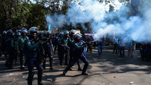 Полиция применила слезоточивый газ против демонстрантов, выступающих против строительства угольной электростанции в Дакке, Бангладеш