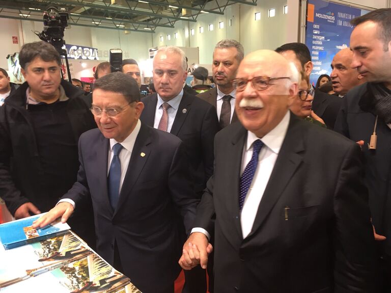 Министр культуры и туризма Турции Наби Авджы и генсек ВТО Талеб Рифаи во время обхода выставки  EMITT