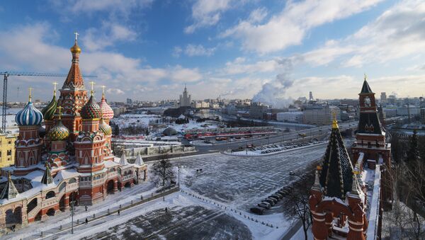 Вид со Спасской башни Московского Кремля на Храм Василия Блаженного. Архивное фото