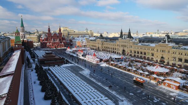 Вид со Спасской башни на Красную площадь в Москве 
