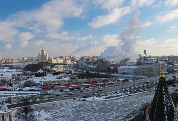 Вид со Спасской башни Московского Кремля на Большой Москворецкий мост и Москва-реку