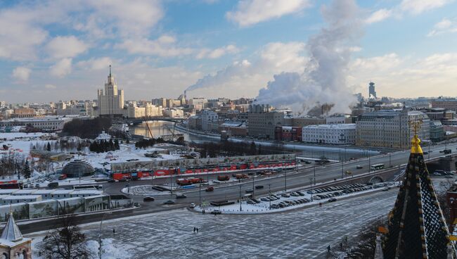 Вид со Спасской башни Московского Кремля на Большой Москворецкий мост и Москва-реку. Архивное фото