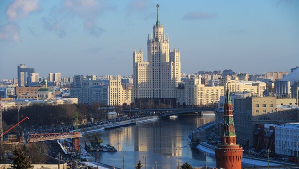 Стена и Беклемишевская башня Московского Кремля, Москва-река и высотное здание на Котельнической набережной. Архивное фото