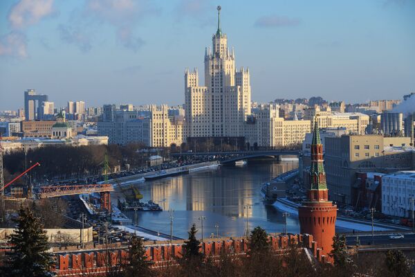 Стена и Беклемишевская башня Московского Кремля, Москва-река и высотное здание на Котельнической набережной