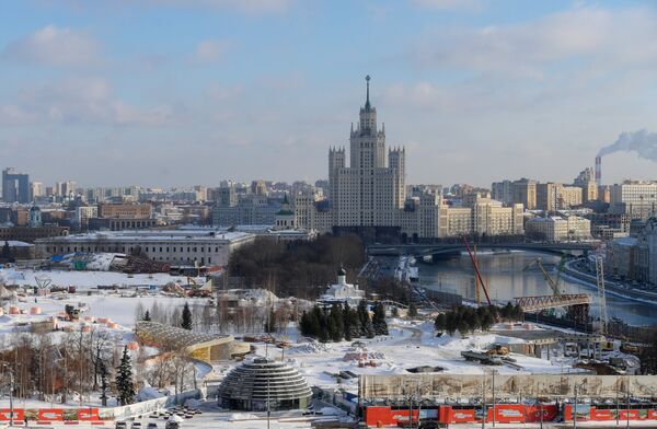 Район Зарядье и высотное здание на Котельнической набережной в Москве