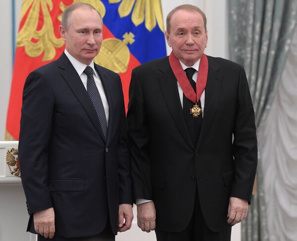 Президент РФ Владимир Путин и президент Международного союза КВН Александр Масляков во время церемонии вручения государственных наград. 26 января 2017 Президент РФ Владимир Путин и президент Международного союза КВН Александр Масляков во время церемонии вручения государственных наград. 26 января 2017