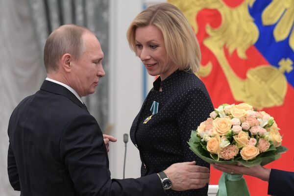 Президент РФ Владимир Путин и директор департамента информации и печати МИД РФ Мария Захарова во время церемонии вручения государственных наград. 26 января 2017 Президент РФ Владимир Путин и директор департамента информации и печати МИД РФ Мария Захарова во время церемонии вручения государственных наград. 26 января 2017