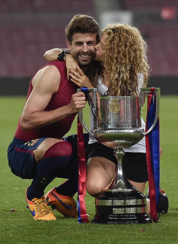 Певица Шакира с мужем футболистом Жераром Пике на стадионе в Барселоне. 30 мая 2015 года