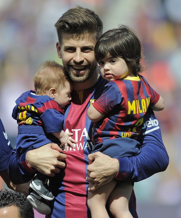 Футболист Жерар Пике с сыновьями на стадионе в Барселоне. 18 апреля 2015 года