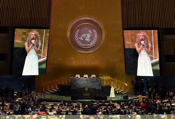 Певица Шакира во время выступления на заседании ООН в Нью-Йорке. 2015 год