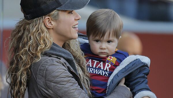 Певица Шакира с сыном в Барселоне. 2015 год